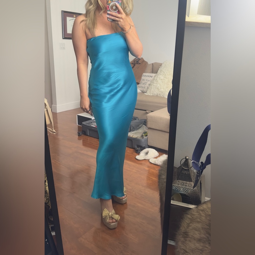 REVOLVE Angel Strapless Midi Dress in Blue
SNDYS
